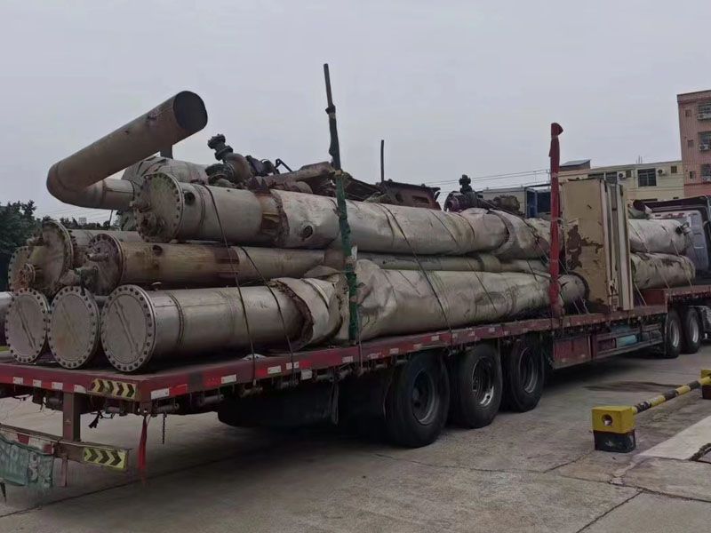 三效3噸2205材質蒸發(fā)器兩(liǎng)套，配套管道(dào)，泵，電櫃齊全到貨，低價處理！需要者聯系！