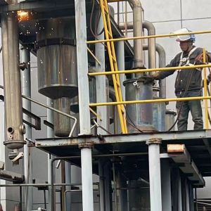 全钛材三效強制循環蒸發(fā)器一套.蒸發(fā)量2噸.配套11KW強制循環泵3台.離心泵真空泵4台!控制櫃齊全!