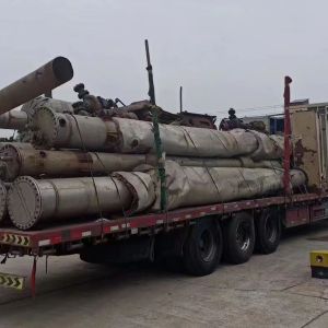 三效3噸2205材質蒸發(fā)器兩(liǎng)套，配套管道(dào)，泵，電櫃齊全到貨，低價處理！需要者聯系！