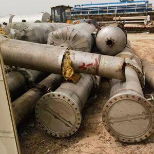 三效3噸2205材質蒸發(fā)器兩(liǎng)套，配套管道(dào)，泵，電櫃齊全到貨，低價處理！需要者聯系！